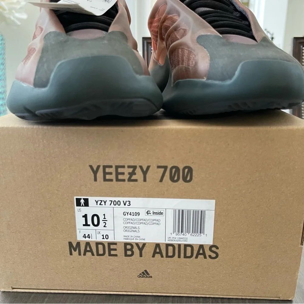 adidas Yeezy 700 V3 GY4109 Copper Fade size 10.5 NWT